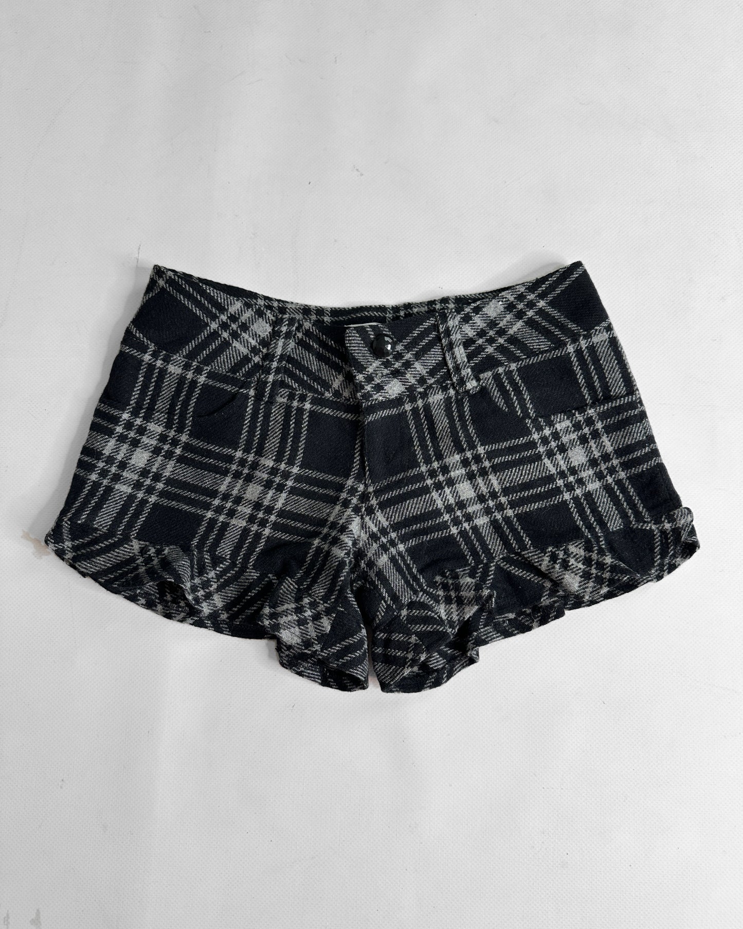 Vintage 2000s Plaid Shorts model off duty